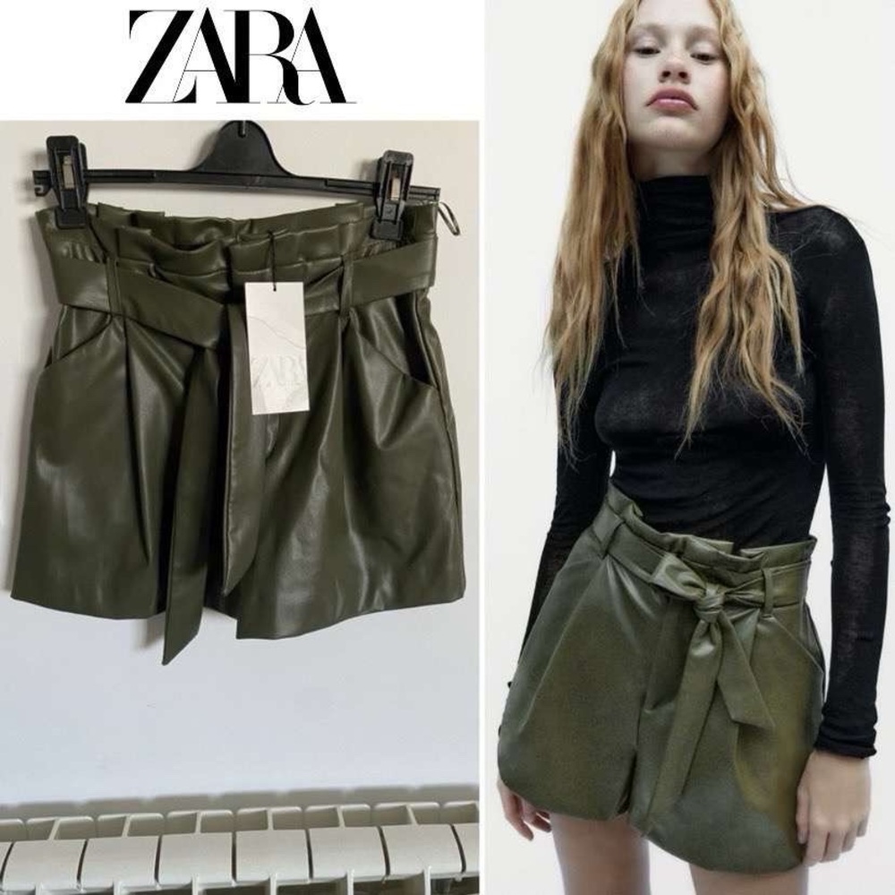 SHORT EN MATIÈRE SYNTHÉTIQUE
AVEC CEINTURE
